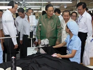 老挝高级代表团访问越南圆满结束
