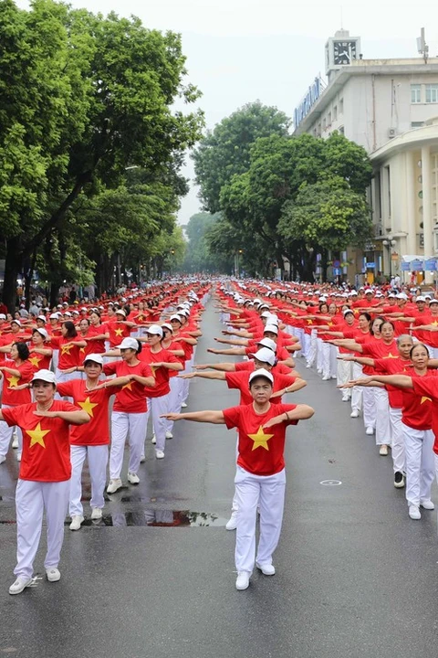 A performance by more than 2,000 members of the Hanoi Association of Outdoor Health for the Middle-aged and Elderly. (Photo: VNA)