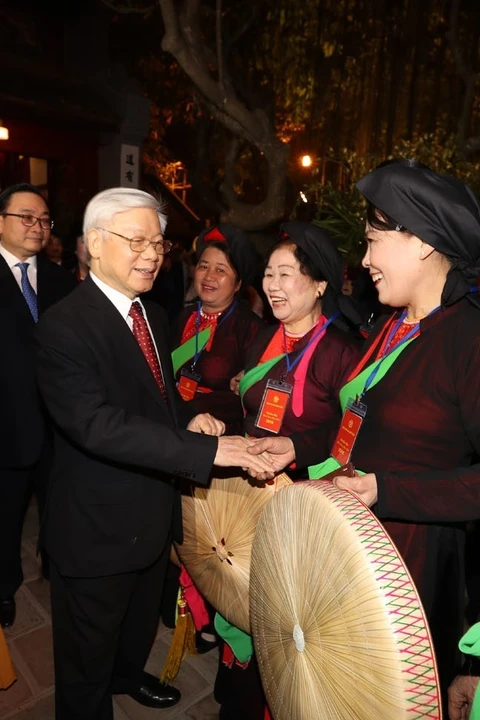 Party General Secretary Nguyen Phu Trong celebrated with residents and folk singers at Ngọc Sơn Temple on Lunar New Year 2018 and the 88th anniversary of the Communist Party of Vietnam (February 3) (Photo: VNA)