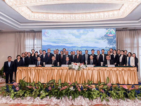 Lao officials and company representatives sign and witness the signing of a Memorandum of Understanding on carbon credit. (Photo: vientianetimes.org.la)