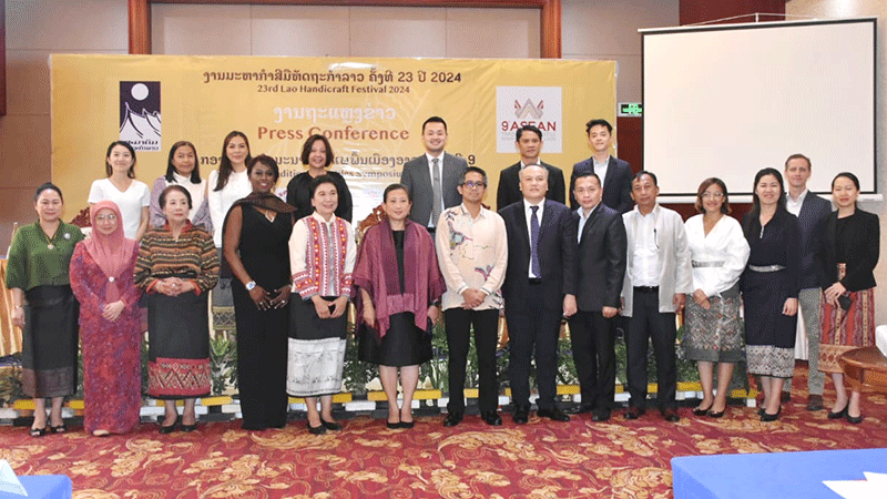 Government representatives, embassies, NGOs, members of the Lao Handicraft Association and the 9th ASEAN Traditional Textile Symposium Secretariat. (Photo: vientianetimes.org.la) 