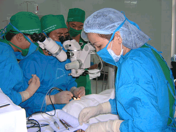 ​L'Australie continue de financer des soins ophtalmologiques à Ba Ria-Vung Tau