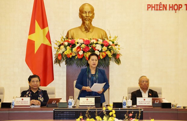 Председатель Национального собрания Нгуен Тхи Ким Нган (в центре) выступает на 49-м заседании Постоянного комитета НС (Фото: ВИА)