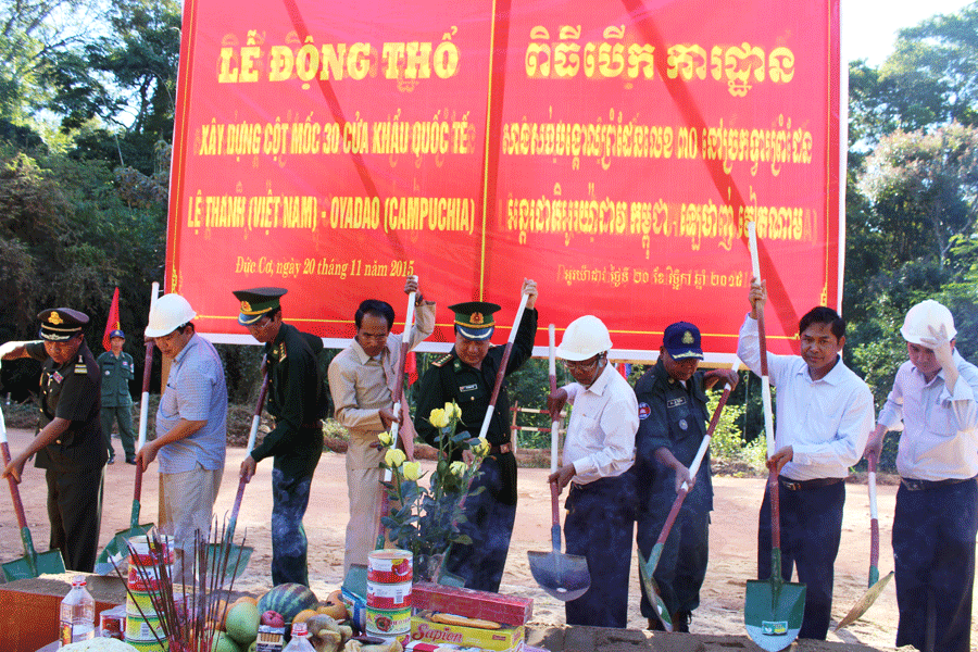 越南嘉莱省与柬埔寨腊塔纳基里省第30号界碑动工兴建仪式（图片来源：越通社）