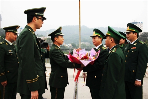 中国云南省河口县边防代表团在老街国际口岸向老街省边防部队代表团送花祝贺