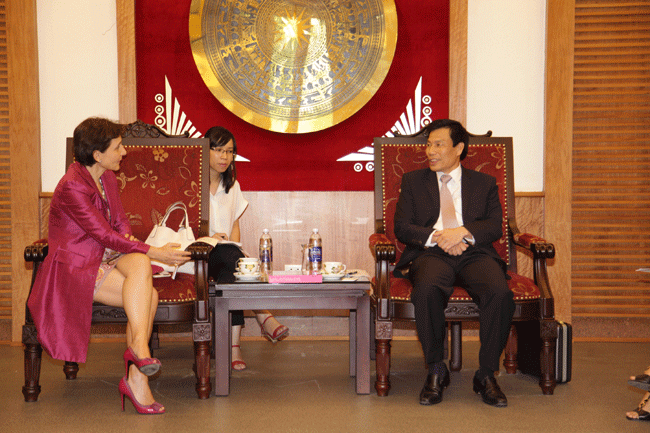 越南文化体育与旅游部部长阮玉善日前在河内亲切会见了意大利驻越大使西西里亚•皮乔尼