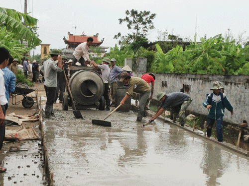 永福省众多乡镇努力开展农村道路建设工作（图片来源:vinhphuc.gov.vn）