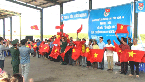 向越南乂安省演州县渔民赠送2000面旗（图片来源：dianchau.gov.vn)
