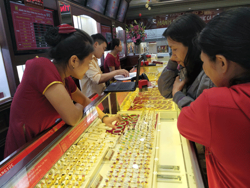 正月初十“财神日”越南人民蜂拥而至买黄金