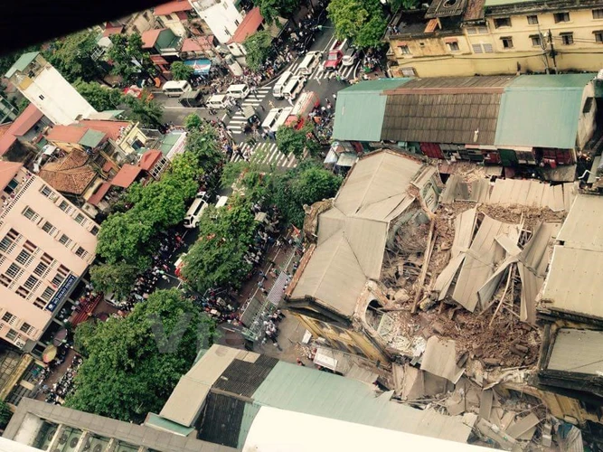 Vista desde arriba del incidente. El edificio de más de 60 años de antigüedad comprende tres bloques. (Fuente: VNA)