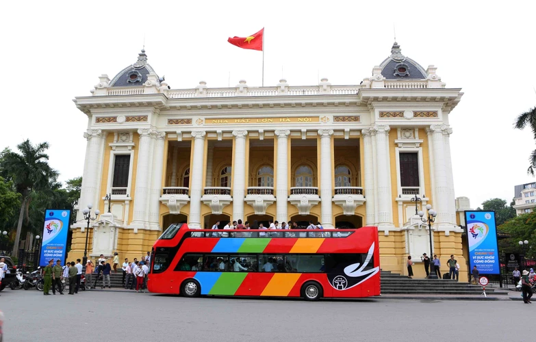 Hanoi pondrá en servicio autobuses de dos pisos. Foto: El autobús City Tour en la primera parada en el Gran Teatro de Hanoi. (VNA)