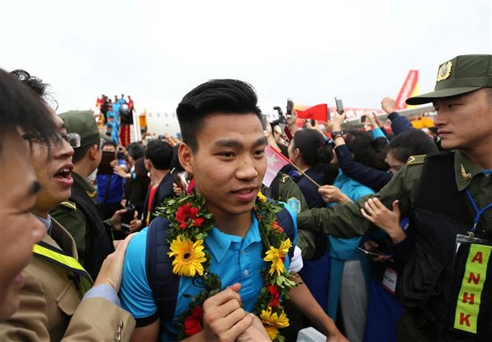 La selección de fútbol sub-23 de Vietnam regresó hoy a su país, en el caluroso abrazo de fanáticos (Fuente: VNA)