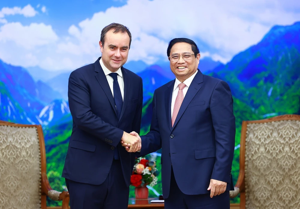 PM Pham Minh Chinh (right) receives French Minister of the Armed Forces Sebastien Lecornu in Hanoi on May 6. (Photo: VNA)