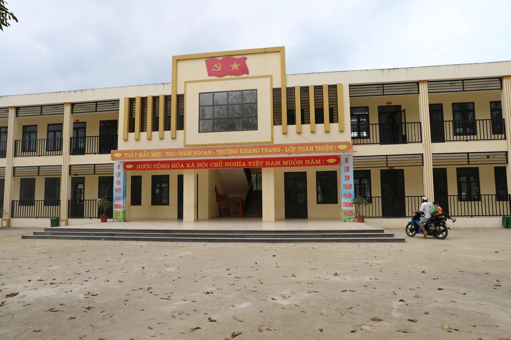 The primary school of Thanh Lam commune in Nhu Xuan district, Thanh Hoa province, has been well-built thanks to funding from the national target programme on socio-economic development in ethnic minority and mountainous areas. (Photo: VNA)