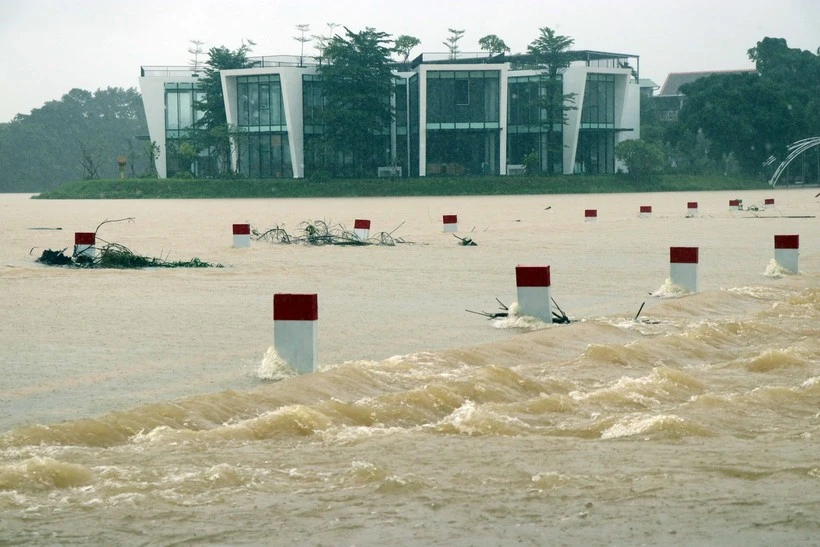 The Huong River overflows its banks in October 2023, inundating part of Hue city. (Photo: VNA)