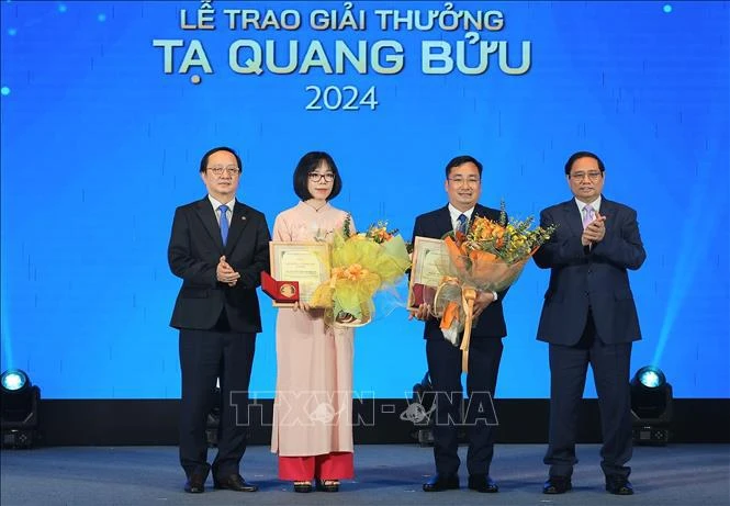 PM Pham Minh Chinh (first, right) and Minister of Science and Technology Huynh Thanh Dat (first, left) present the Ta Quang Buu Awards 2024 to Dr. Nguyen Thi Kim Thanh (second, left) and Assoc. Prof. Dr. Tran Manh Tri on May 15. (Photo: VNA)