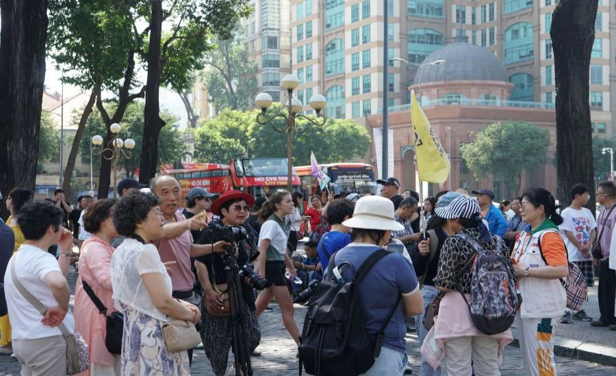 Foreign visitors in downtown Ho Chi Minh City in January 2024. (Photo: laodong.vn)