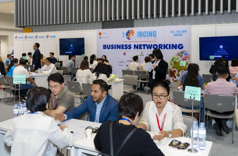 Participants in a business networking event at the Vietnam International Sourcing 2023 (Photo: Ministry of Industry and Trade)