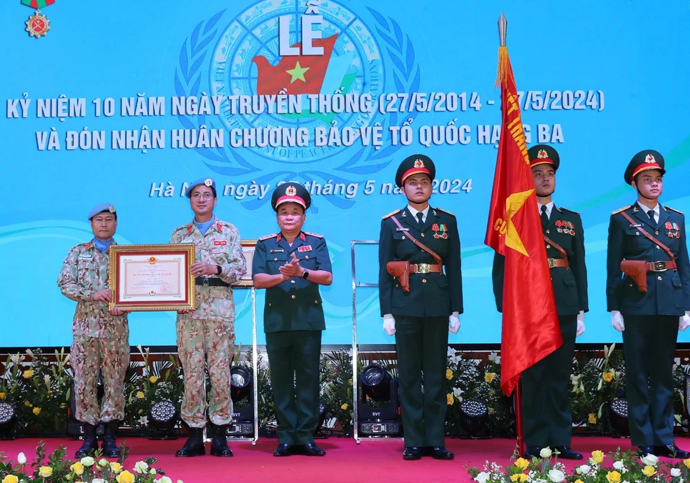 Deputy Defence Minister Sen. Lt. Gen. Hoang Xuan Chien (third from left) presents the third-class Fatherland Protection Order to Engineering Unit Rotation 1 at the ceremony on May 27. (Photo: VNA)