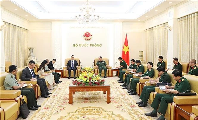 Deputy Minister of National Defence Sen. Lt. Gen. Hoang Xuan Chien (right) receives Counsellor for police affairs at the Chinese Embassy in Vietnam Wang Ben on May 29. (Photo: VNA)