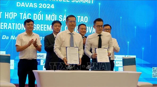 The Da Nang Department of Science and Technology and KILSA Global sign a cooperation deal at the Da Nang Venture and Angel Summit (DAVAS) 2024 on May 31. (Photo: VNA)