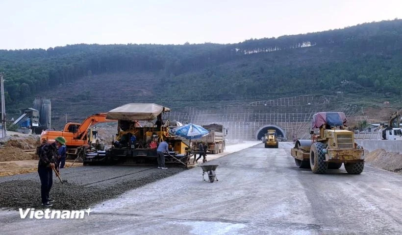 A component project of the eastern North-South expressway under construction. (Photo: VietnamPlus)