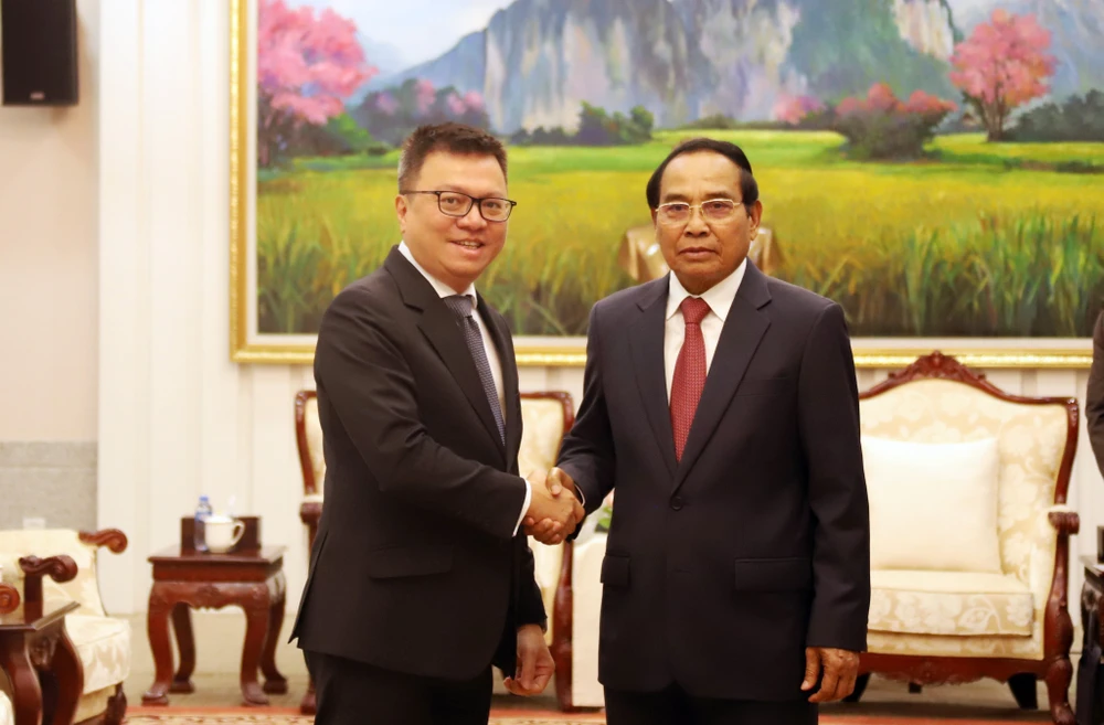 Bounthong Chitmany (right), Permanent member of the Secretariat of the LPRP Central Committee and Vice President of Laos, receives Le Quoc Minh, Editor-in-chief of the Nhan dan newspaper, Vice Chairman of the CPV Central Committee’s Commission for Information and Education and Chairman of the Vietnam Journalists’ Association, in Vientiane on June 7. (Photo: VNA)