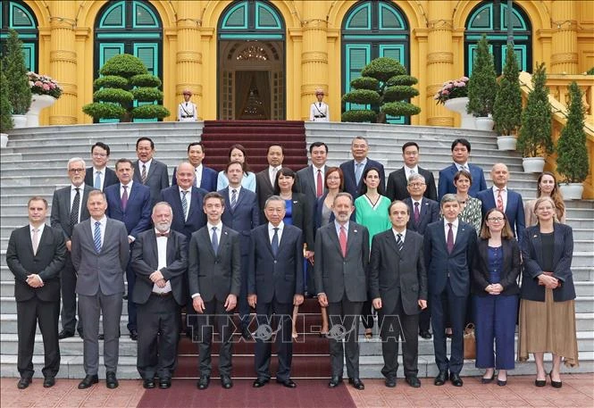 President To Lam (fifth from left) and EU ambassadors and chargés d’affaires pose for a photo in Hanoi on June 7. (Photo: VNA)