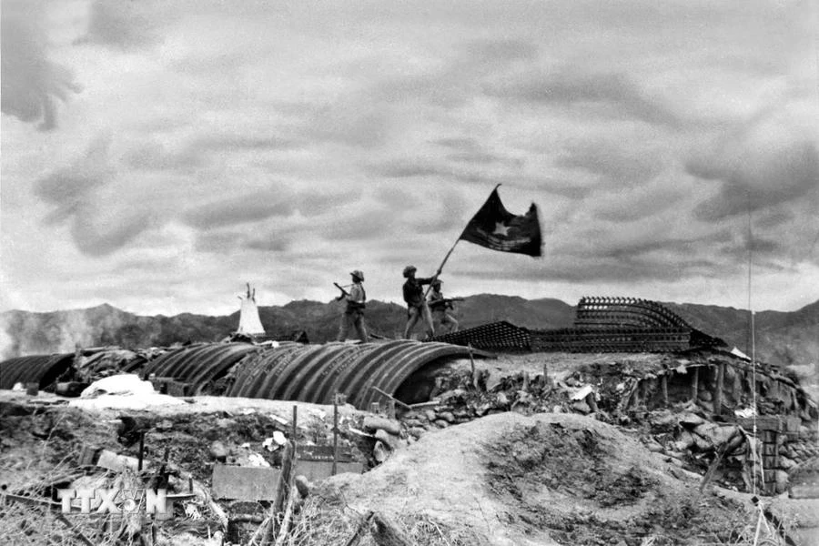 The "Determined to fight, determined to win" flag of the Vietnam People's Army flies on the top of French General De Castries' bunker in the afternoon of May 7, 1954, marking the complete victory of the Dien Bien Phu Campaign. (File photo: VNA)