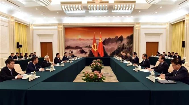 The meeting between the CPV delegation and Wang Huning, member of the Standing Committee of the CPC Central Committee’s Political Bureau and Chairman of the National Committee of the Chinese People’s National Political Consultative Conference, in Beijing on June 13 (Photo: VNA)