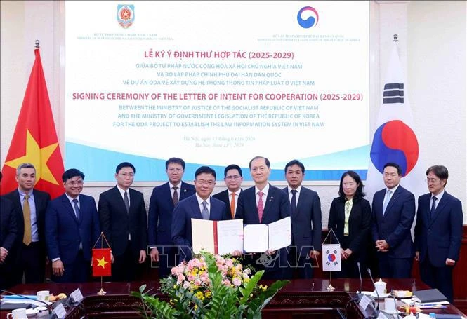 Deputy Prime Minister and Minister of Justice Le Thanh Long (front, left) and the Minister of Government Legislation of the Republic of Korea, Lee Wan Kyu, sign a letter of intent on cooperation in building a law information system in Vietnam for 2025-2029. (Photo: VNA)