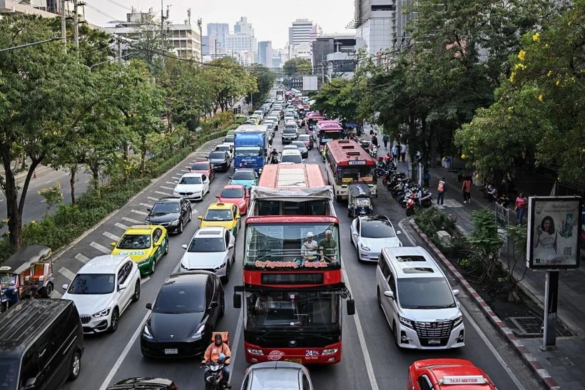 Vehicles on a street in Thailand. Gas demand is predicted to rise in Asia in the coming time. (Illustrative photo: AFP/VNA)