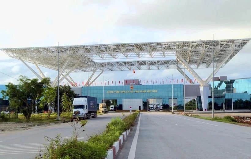 Trucks carrying goods through Bac Luan 2 Border Gate of the Mong Cai International Border Gate in Quang Ninh province (Photo: VNA)