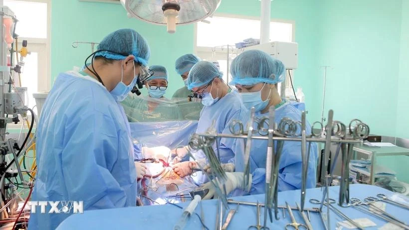 Medical workers perform a trans-Vietnam organ transplant. (Photo: VietnamPlus)