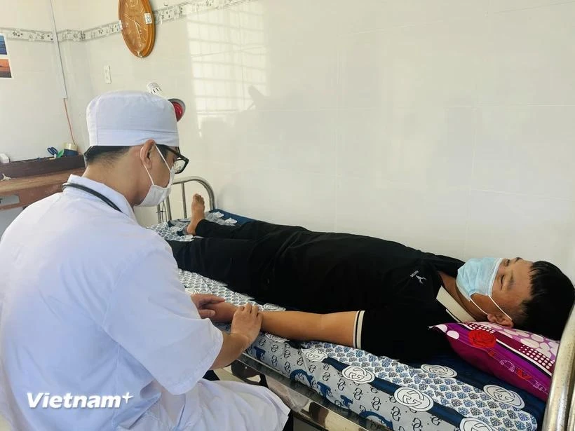 A medical worker takes care of people’s health at Vinh Hau A clinic, Hoa Binh district, Bac Lieu province. (Photo: VietnamPlus)