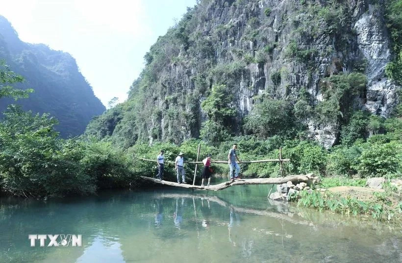 Tourists visit Yen Thinh commune of Huu Lung district, the northern mountainous province of Lang Son. (Photo: VNA)