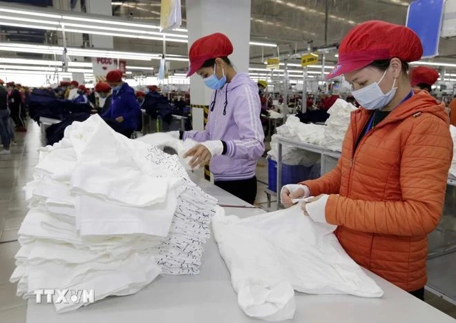 Workers produce apparel for export at the Tinh Loi Garment Co. Ltd in Hai Duong province. (Photo: VNA)