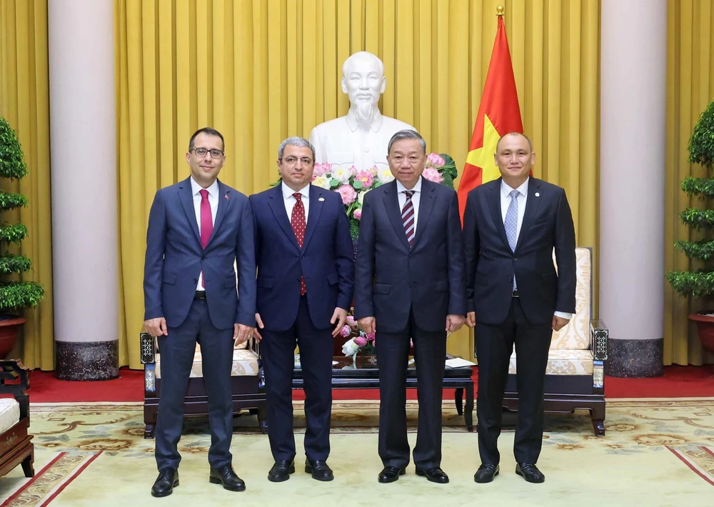 President To Lam (second, right) and Ambassadors Korhan Kemik of Türkiye (first, left), Shovgi Kamal Oglu Mehdizade of Azerbaijan (second, left), and Kanat Tumysh of Kazakhstan (first, right) at the meeting in Hanoi on July 16 (Photo: VNA)