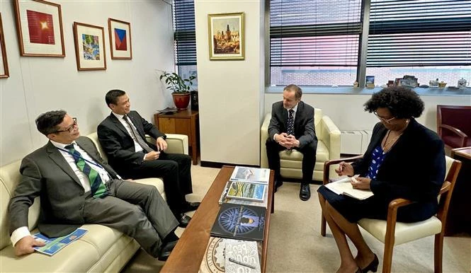 Ambassador Dang Hoang Giang (second, left), Permanent Representative of Vietnam to the UN, meets with Vladimir Jares (second, right), Director of the UN Division for Ocean Affairs and the Law of the Sea, in New York. (Photo: VNA)