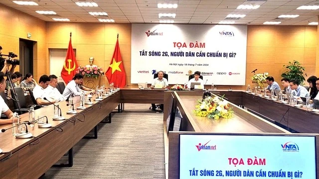 The VietNamNet online newspaper co-ordinated with the Vietnam Telecommunications Authority (VNTA) under the Ministry of Information and Communications to organise a discussion on turning off 2G waves on July 18. (Photo: nld.com.vn)