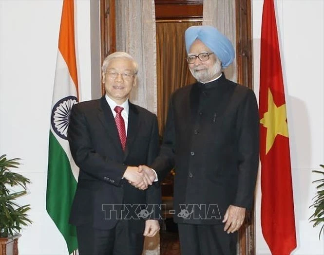 Indian Prime Minister Manmohan Singh (right) welcomes and has talks with Party General Secretary Nguyen Phu Trong, who was on a state visit to India, in New Delhi on November 20, 2013. (Photo: VNA)