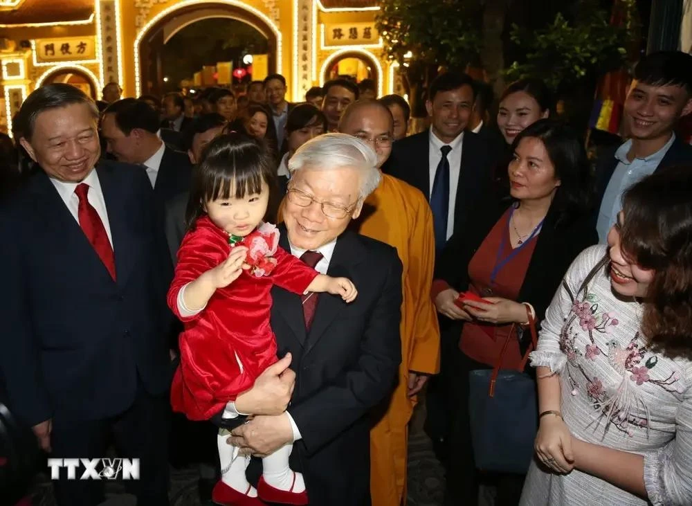 Party General Secretary Nguyen Phu Trong shares the joy of the Lunar New Year with local people near West Lake in Hanoi on February 4, 2019. (Photo: VNA)