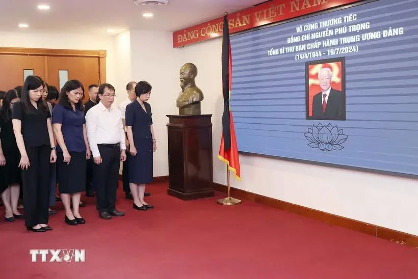 Vu Viet Trang (first, right), Secretary of the Party Committee and General Director of the VNA, and other officials and staff members commemorate Party General Secretary Nguyen Phu Trong on July 22. (Photo: VNA)