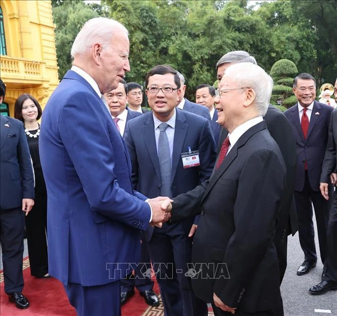 Party General Secretary Nguyen Phu Trong (R) welcomes US President Joe Biden, who is on a state visit to Vietnam, on September 10, 2023. (Photo: VNA)