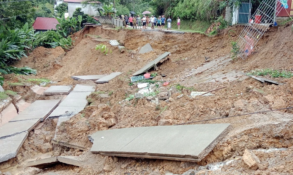 A road in Chi Lang ward of Lang Son city, Lang Son province, is eroded due to heavy rains on July 29 - 30. (Source: VNA)