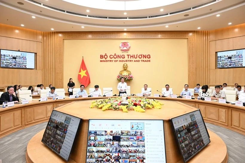 Minister of Industry and Trade Nguyen Hong Dien chairs the teleconference on the implementation of works related to the protocol on direct power purchase. (Photo: VietnamPlus)