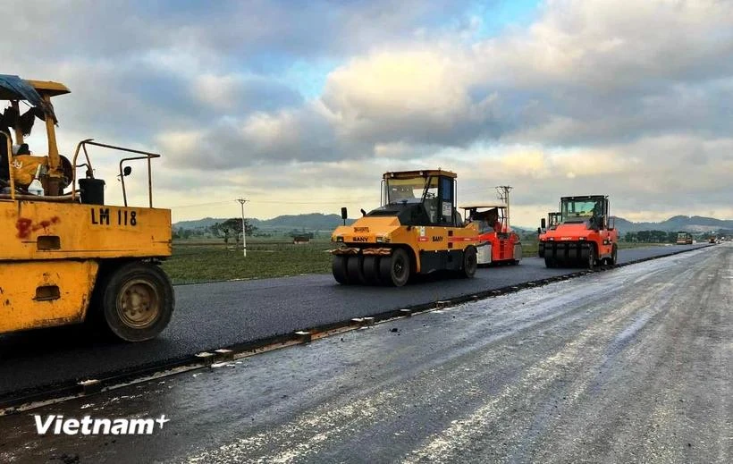 A stretch of the eastern wing of the North - South Expressway is covered with asphalt. (Photo: VietnamPlus)