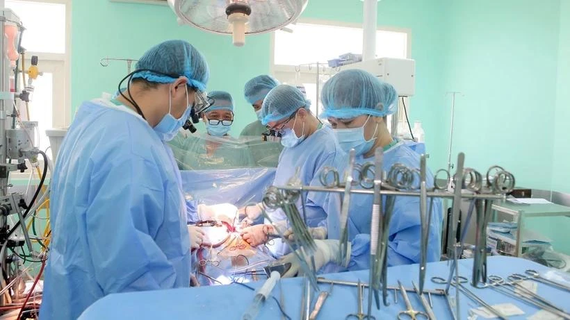 Doctors from the Hue Central Hospital in Thua Thien-Hue province instruct an organ transplant from a brain-dead donor at the Vietnam-Sweden Hospital in Uong Bi city, Quang Ninh province. (Source: VNA)