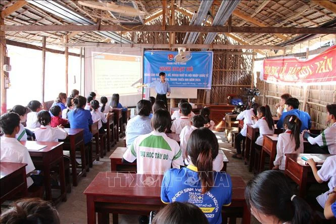 A free English class for ethnic minority children at Mahamankolransaykhu Pagoda in Ward 3 of Vi Thanh city, Hau Giang provisnce (Photo: VNA)