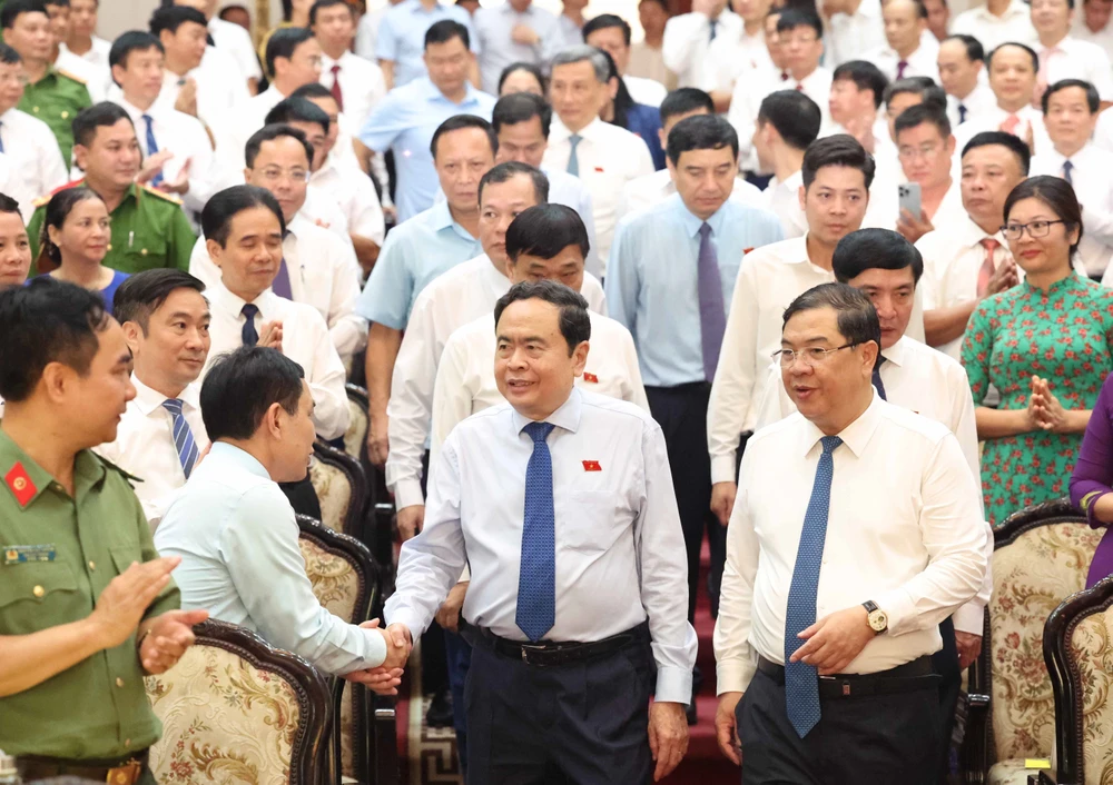 NA Chairman Tran Thanh Man (front, second from right) and delegates to the conference announcing the NA Standing Committee’s Resolution 1104/NQ-UBTVQH15 in Nam Dinh province on August 10. (Photo: VNA)